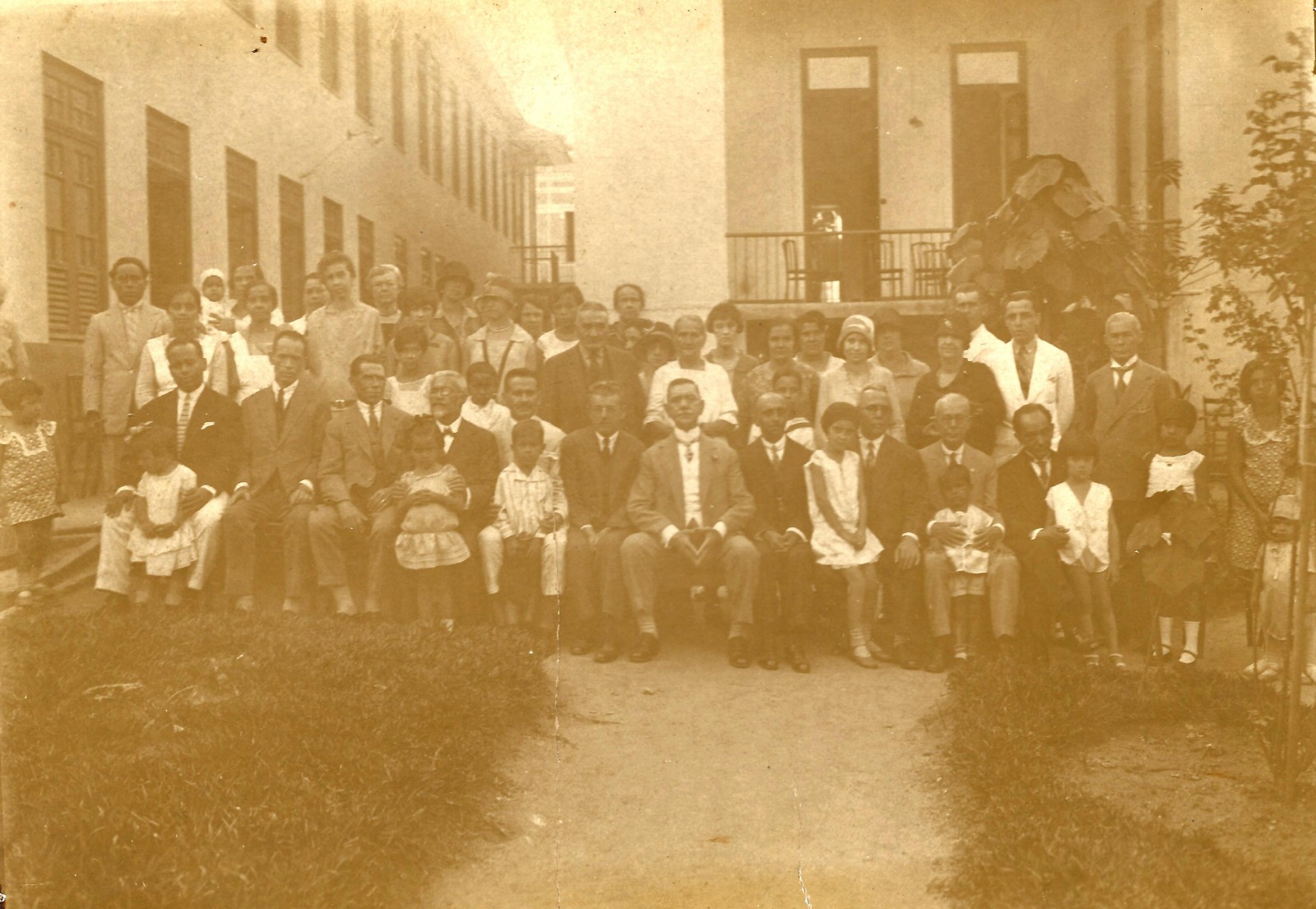 Sr. Inácio Bittencourt no pátio do Asilo com o prédio da União ao fundo à direita